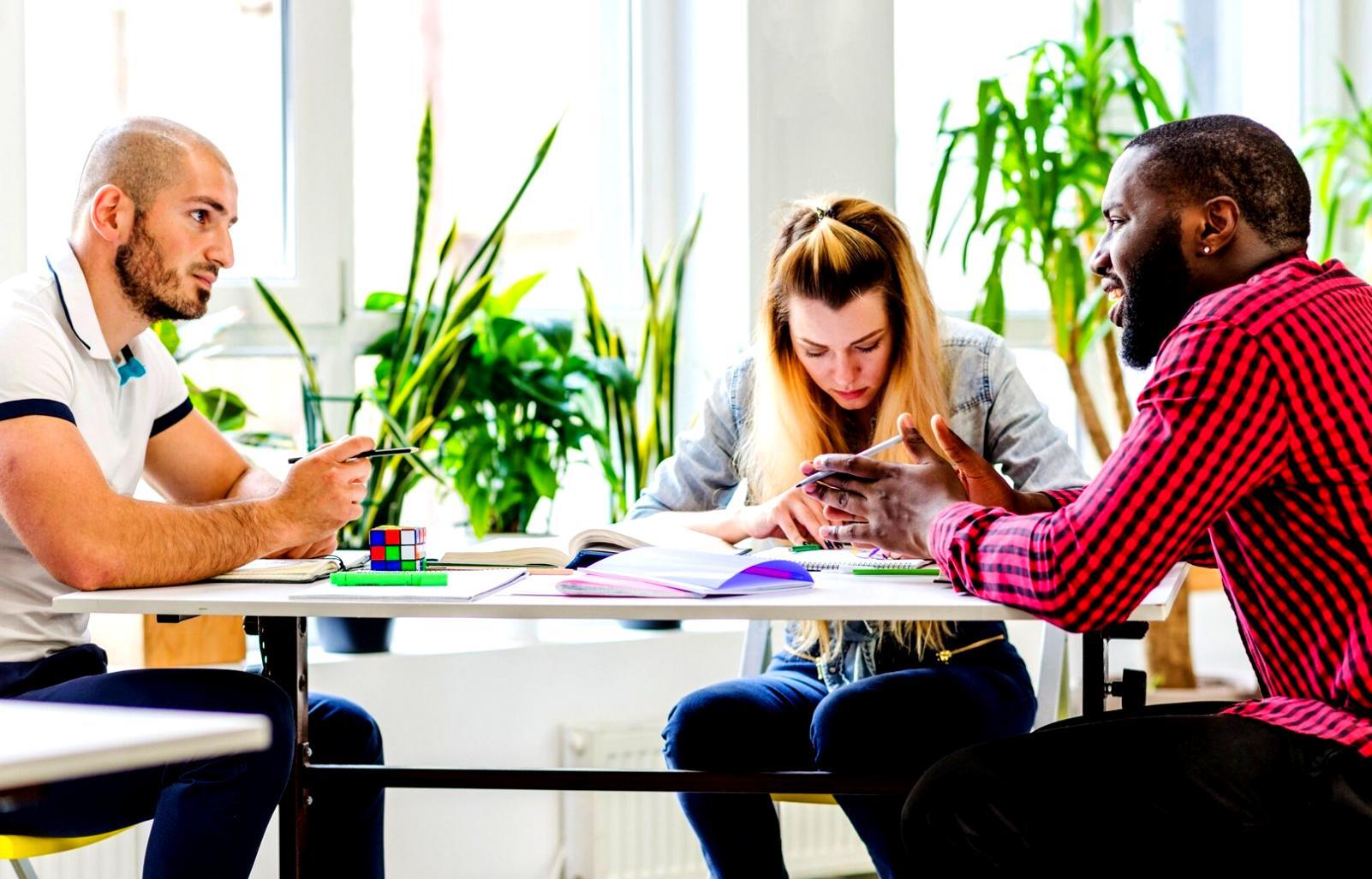 Análisis financiero colaborativo en oficina moderna